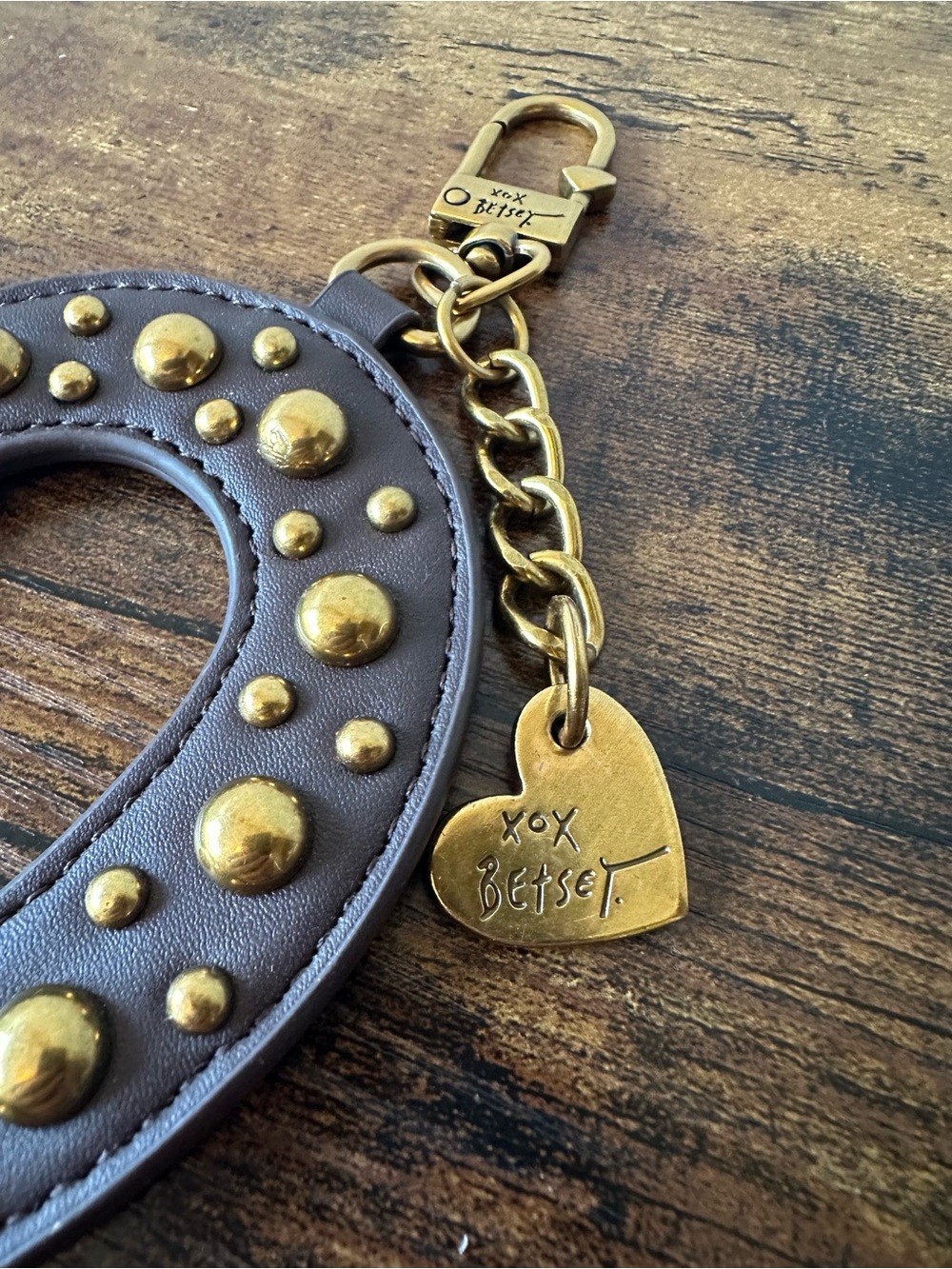 Betsey Johnson Brown Horseshoe Keychain Bag Charm Gold Studs & Charm NWOT - Picture 2 of 4